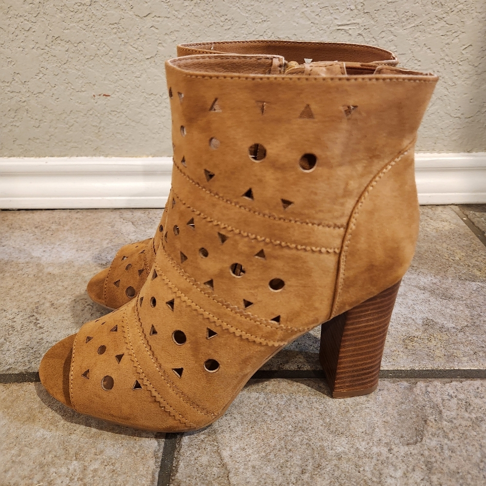 TORRID Cognac Peep Toe Cut Out Chunky‎ Heel Ankle Booties Size 11W